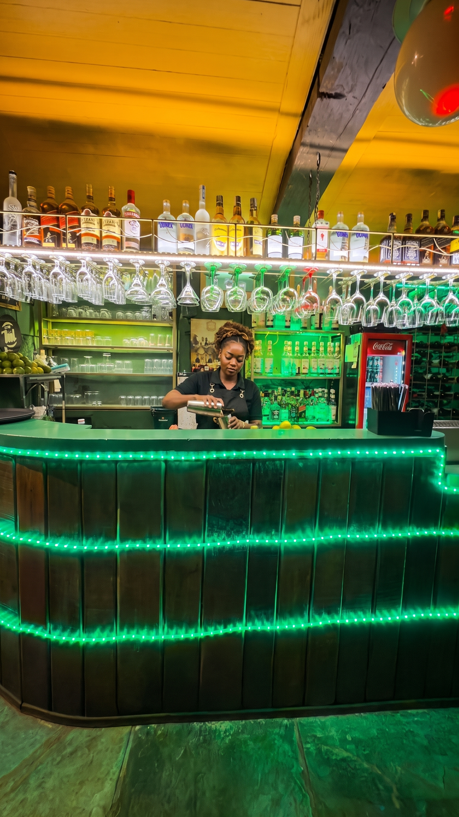 Bar da República Cervejeira iluminado em neon verde
