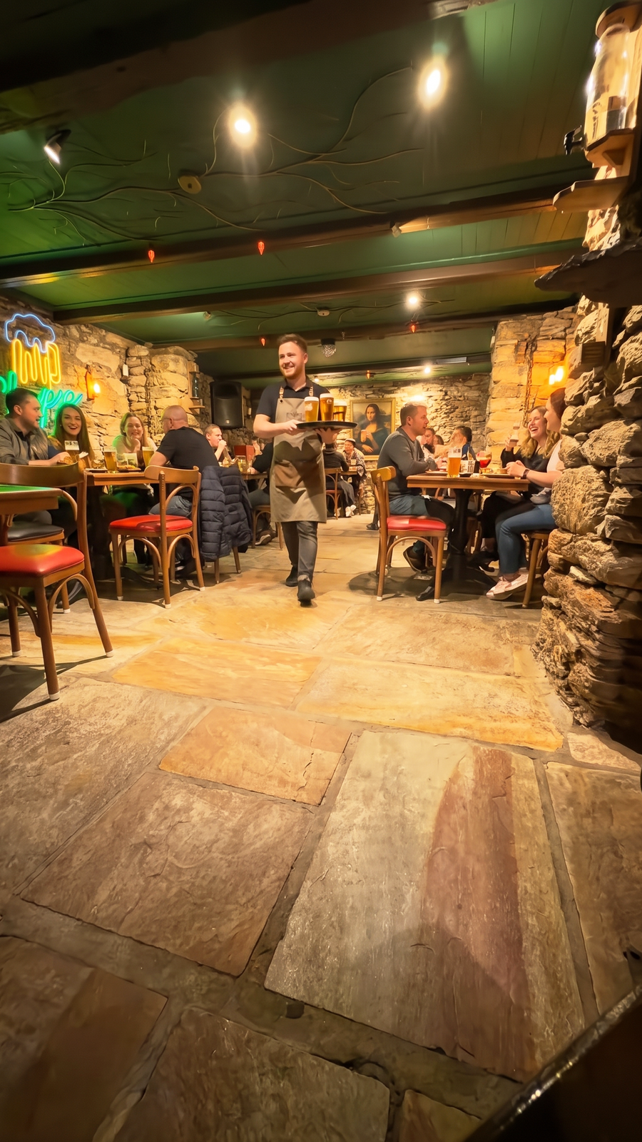 Salão da República Cervejeira, com paredes de pedra do casarão histórico